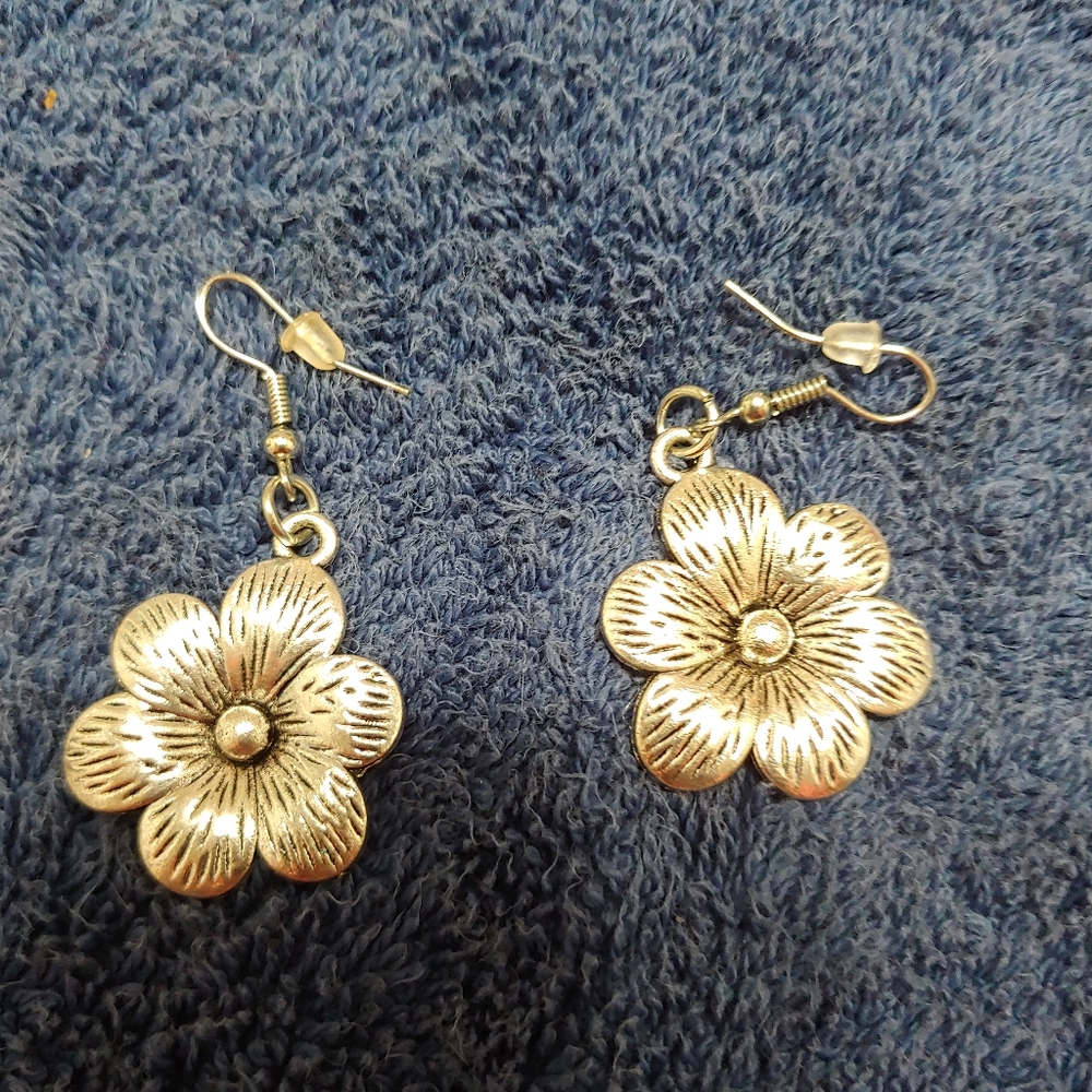 Paparazzi flower earrings